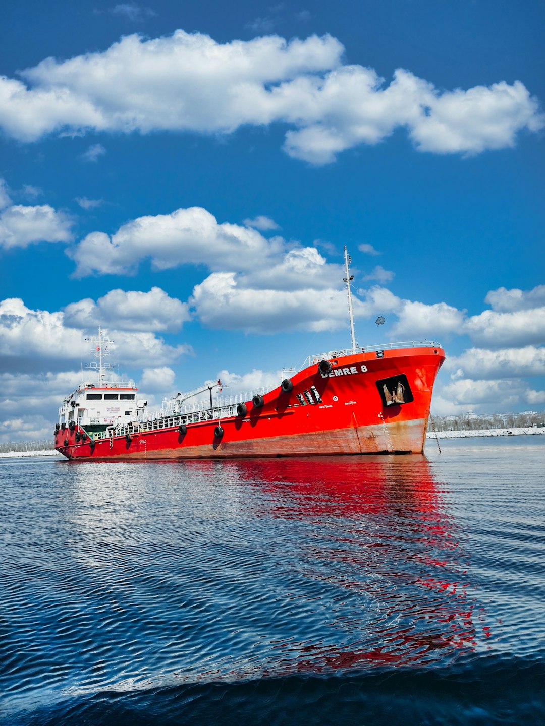 a-large-red-and-white-boat-ujdsstoii-s